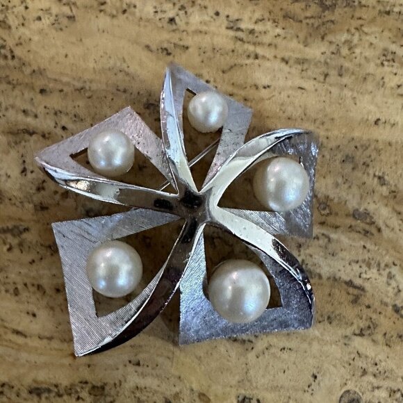 VTG Crown Trifari Brooch Pin 1 5/8" Windmill Faux Pearls‎ Silver Tone Signed MCM - Picture 4 of 5